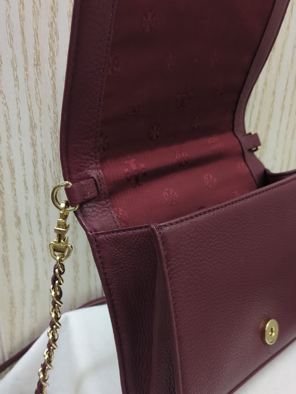  Tory Burch Bryant Quilted Leather Crossbody  - Picture 11 of 17